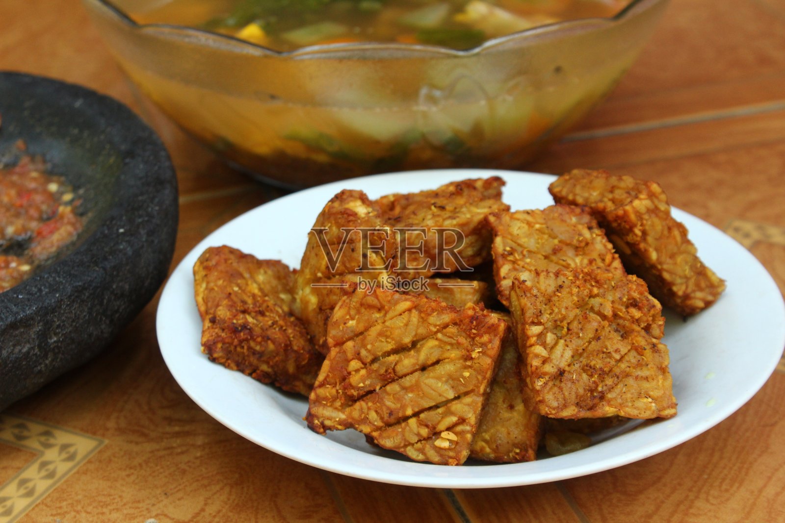 Tempe Goreng或油炸Tempe，装在白色盘子里照片摄影图片