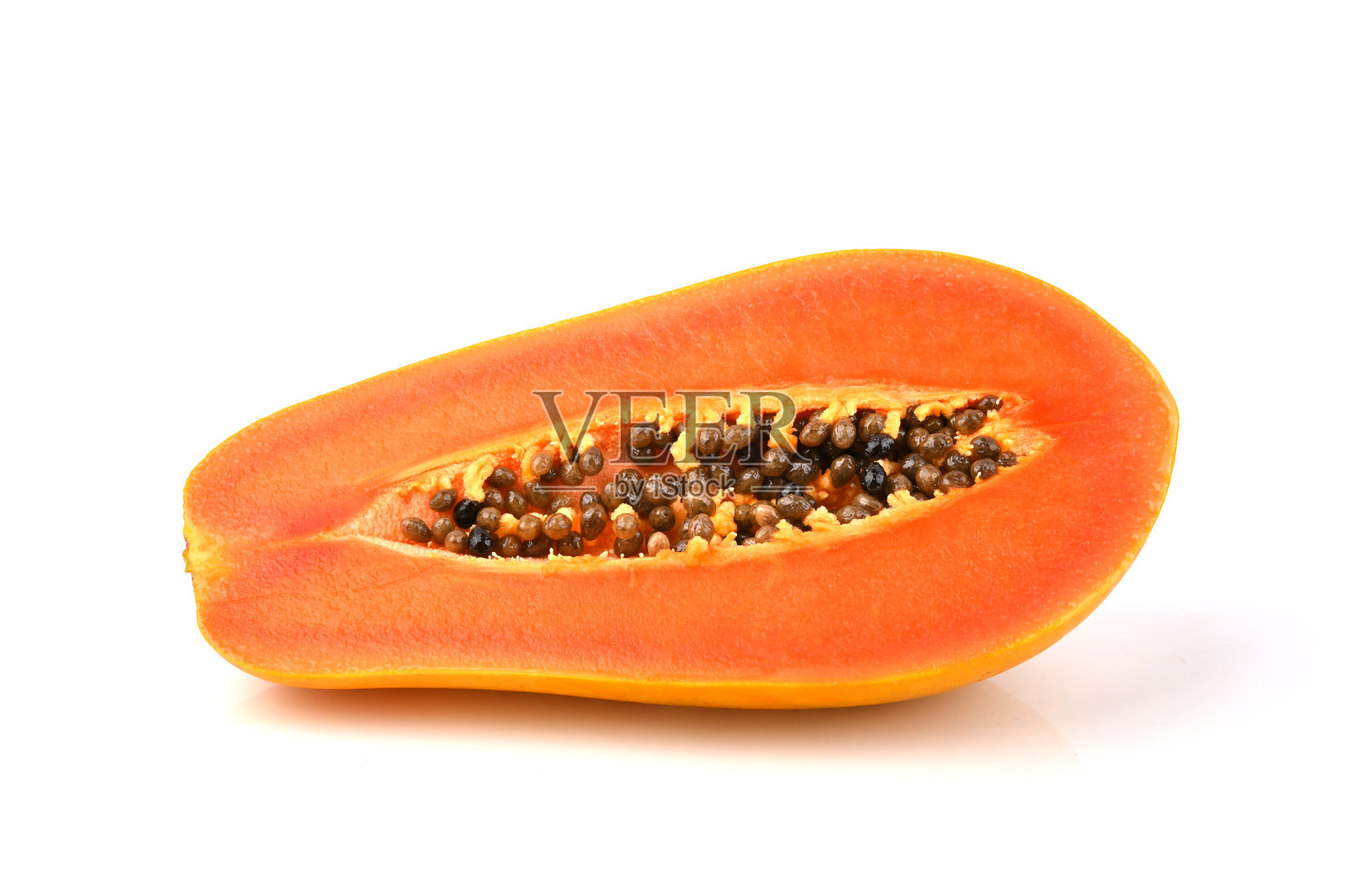 白色背景上分离的成熟木瓜果实。照片摄影图片