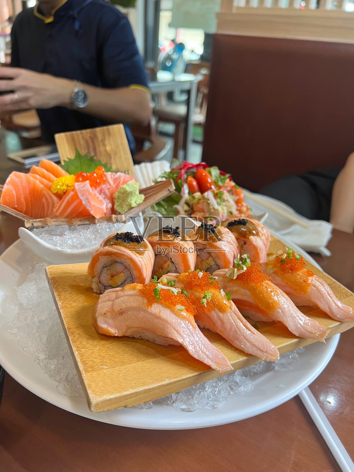 午餐派对的辣三文鱼寿司和生鱼片特写照片摄影图片