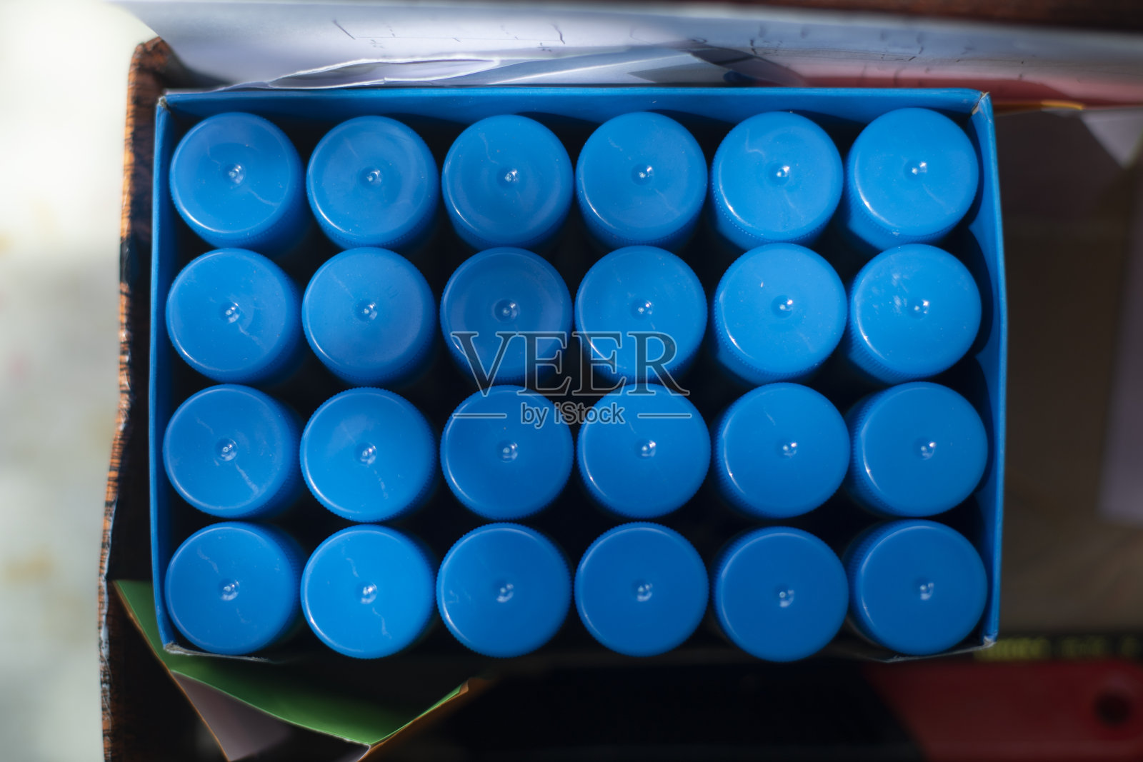 用胶水粘在包装上。很多包胶水。蓝色的对象。照片摄影图片