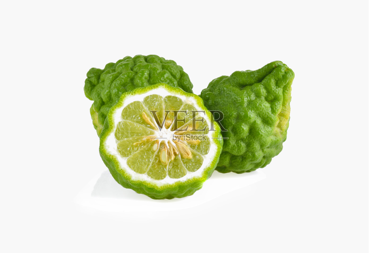 佛手柑果实切成两半孤立在白色背景照片摄影图片