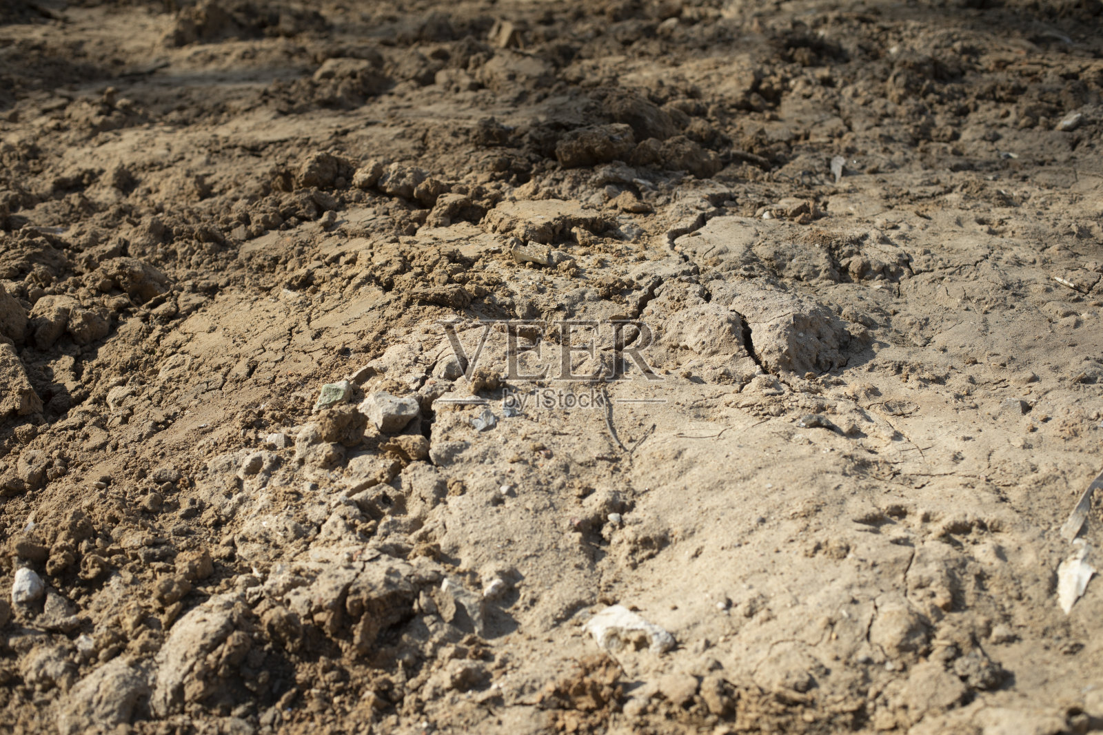 干燥的土地。挖掘土壤。建筑工地。照片摄影图片