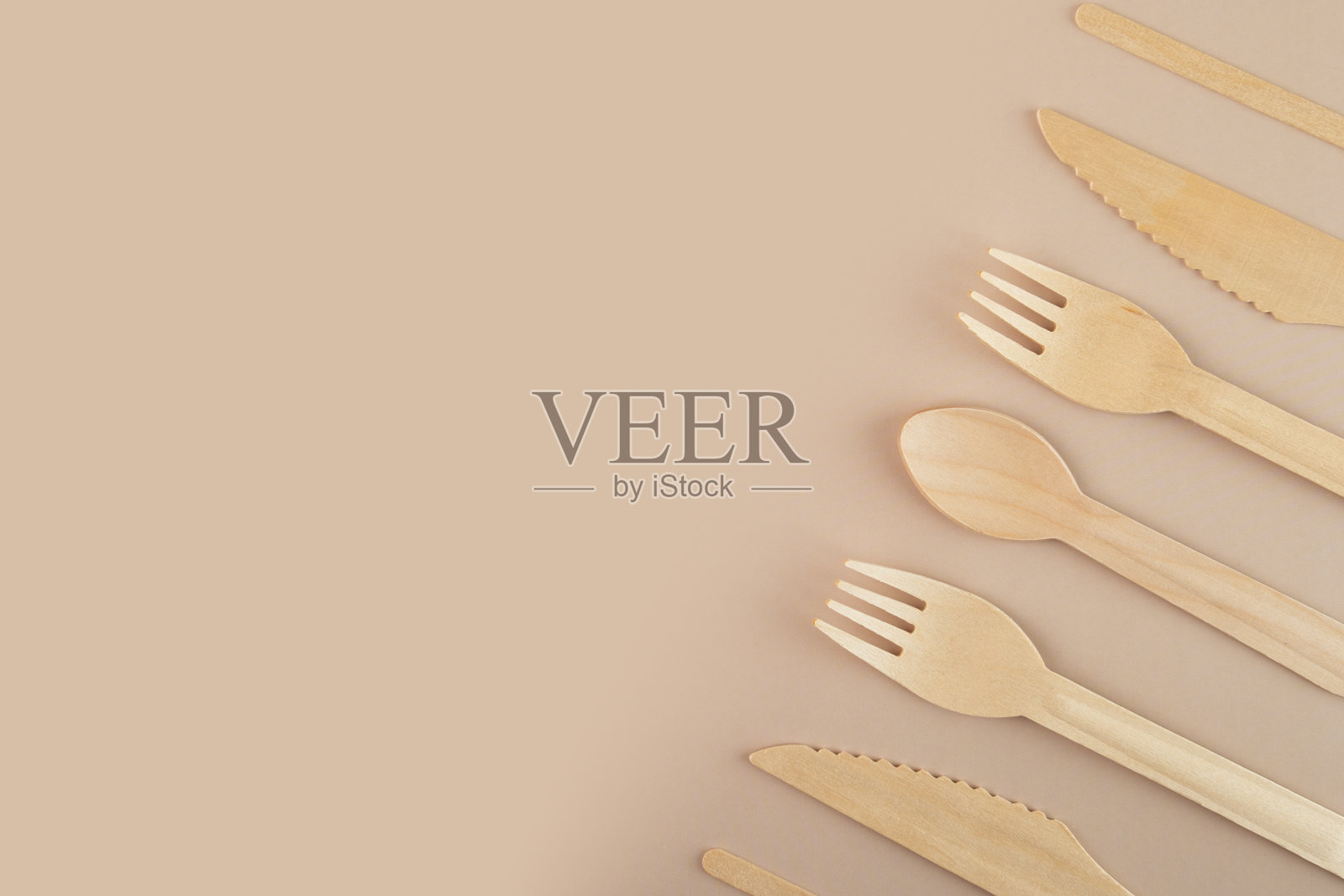 可重复使用的生态餐具，用于零浪费活动，一次性木制餐具，用于户外餐饮照片摄影图片