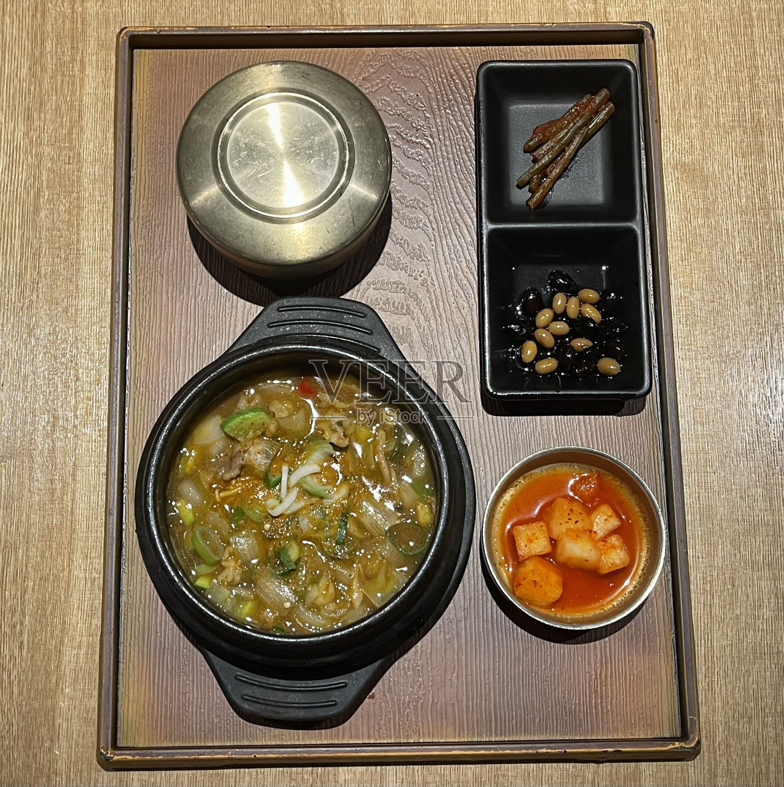炖豆酱(doenjangjjigae)照片摄影图片
