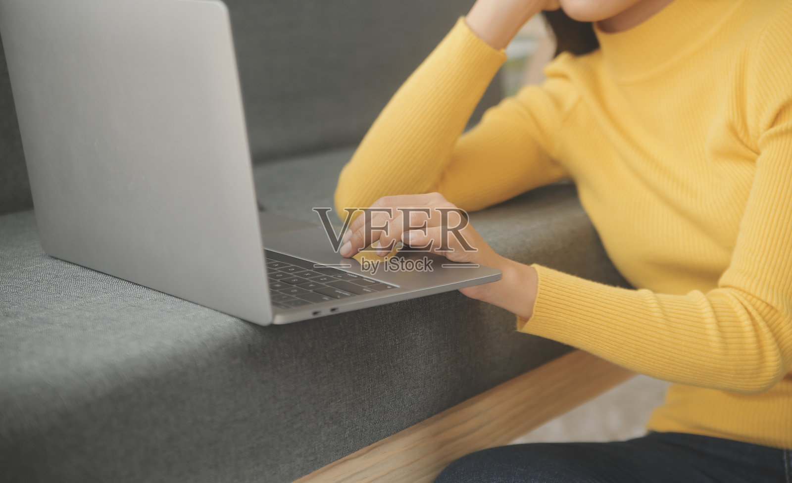 年轻的成年人快乐的微笑西班牙裔亚洲学生戴着耳机在网上聊天会议上使用笔记本电脑在大学校园或虚拟办公室。大学女生远程学习。照片摄影图片