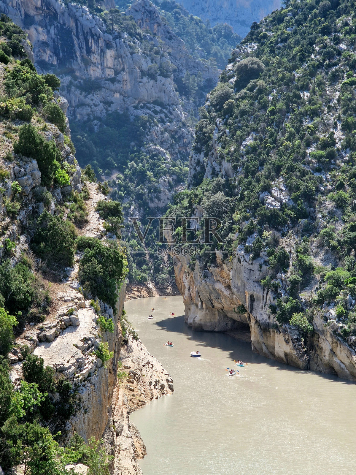法国，欧洲，在凡尔登峡谷泥泞的水面上划皮艇的人们照片摄影图片