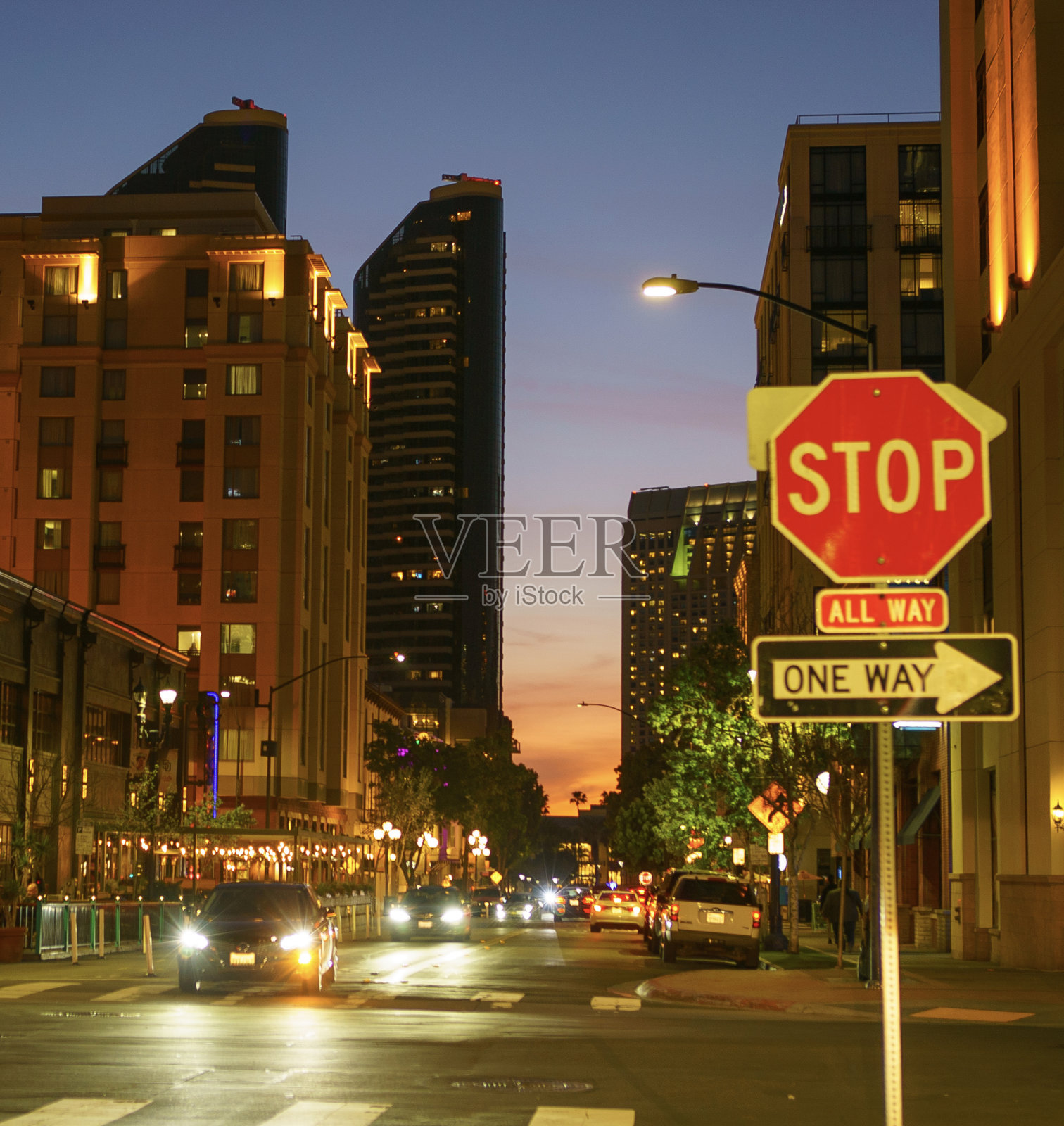 城市的天际线和停车标志在夜晚被照亮照片摄影图片