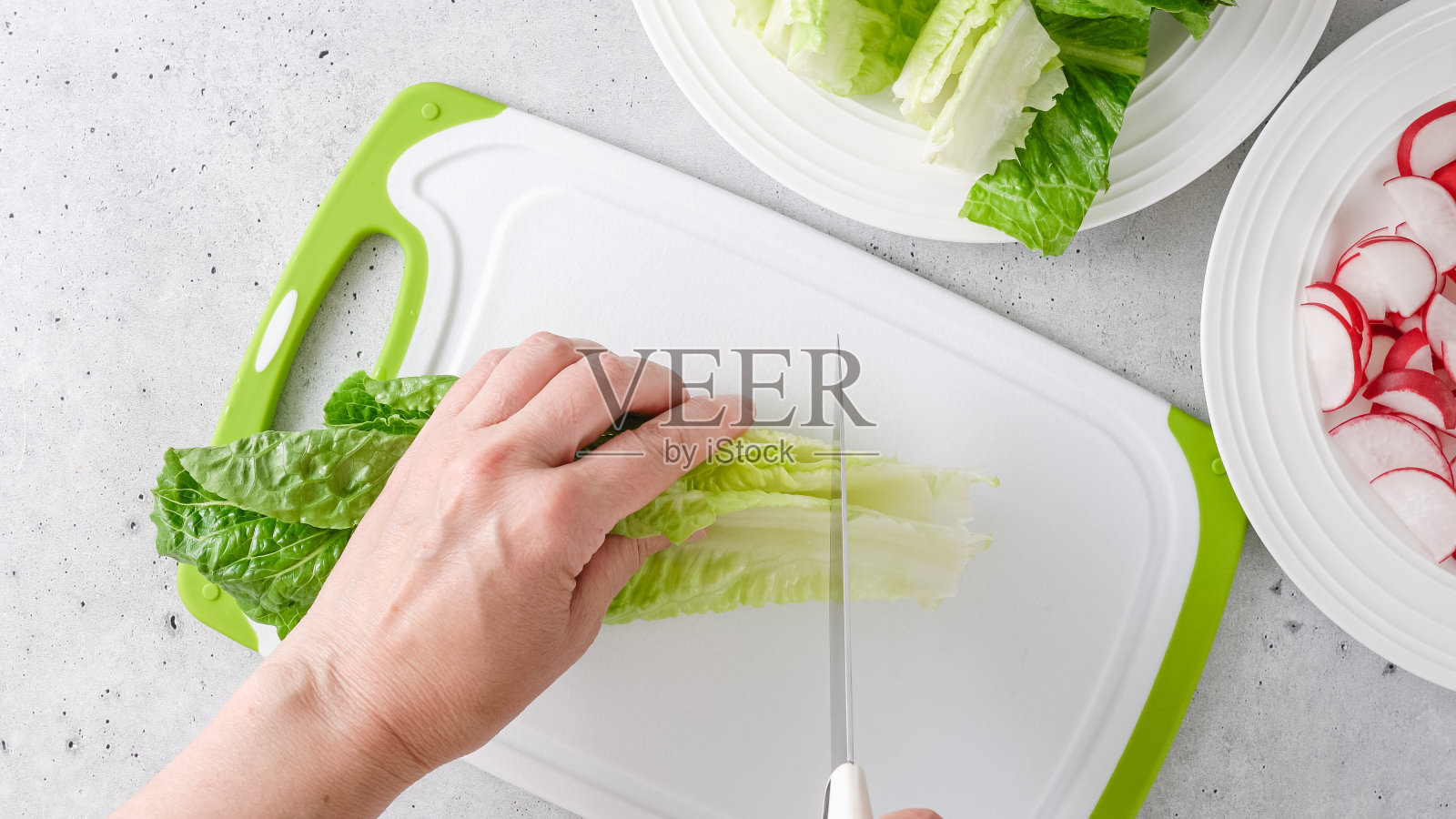 春季沙拉食谱。将生菜、菠菜和萝卜混合。特写准备过程、配方照片摄影图片