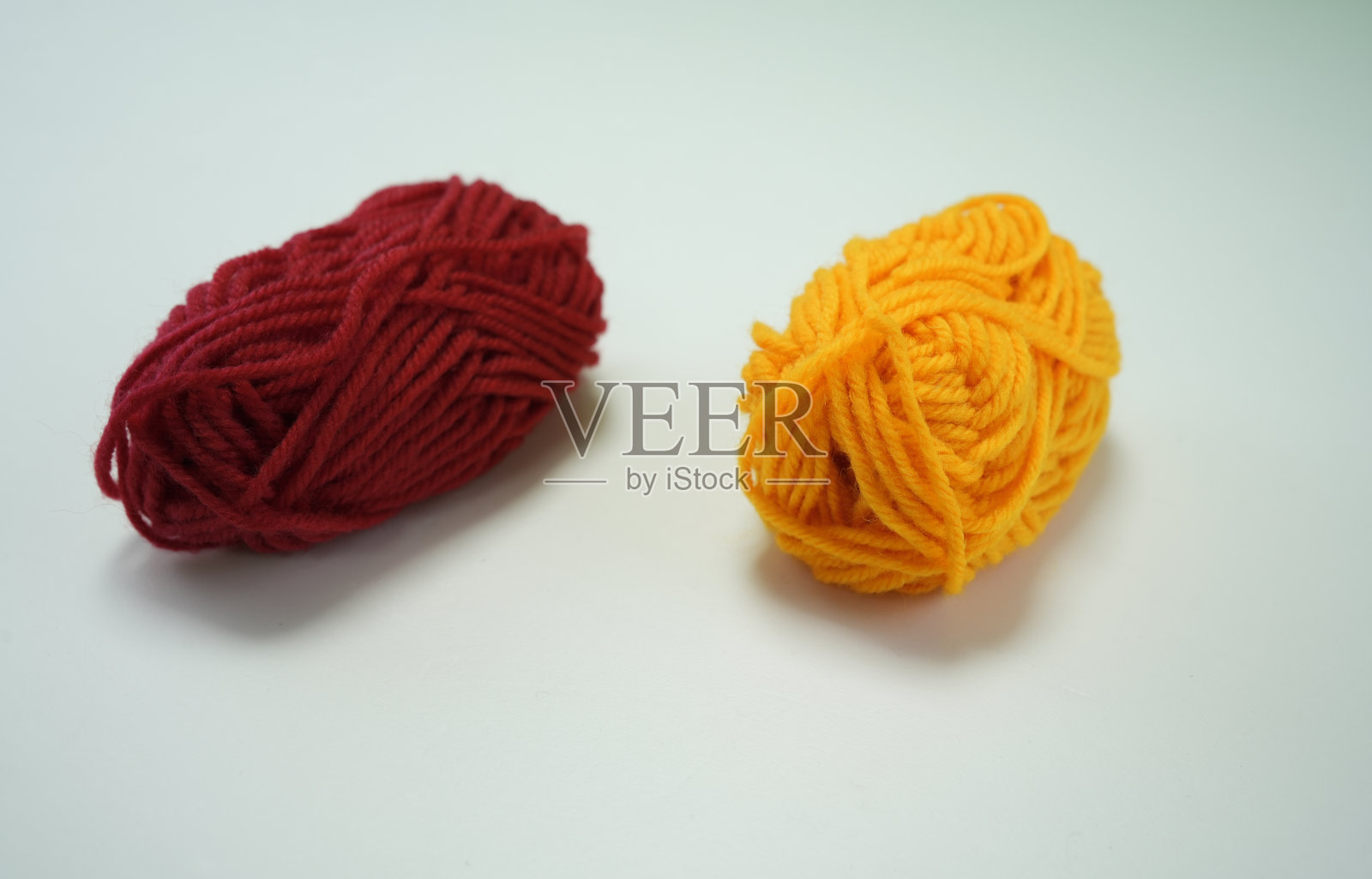 白色背景上的羊毛球照片摄影图片