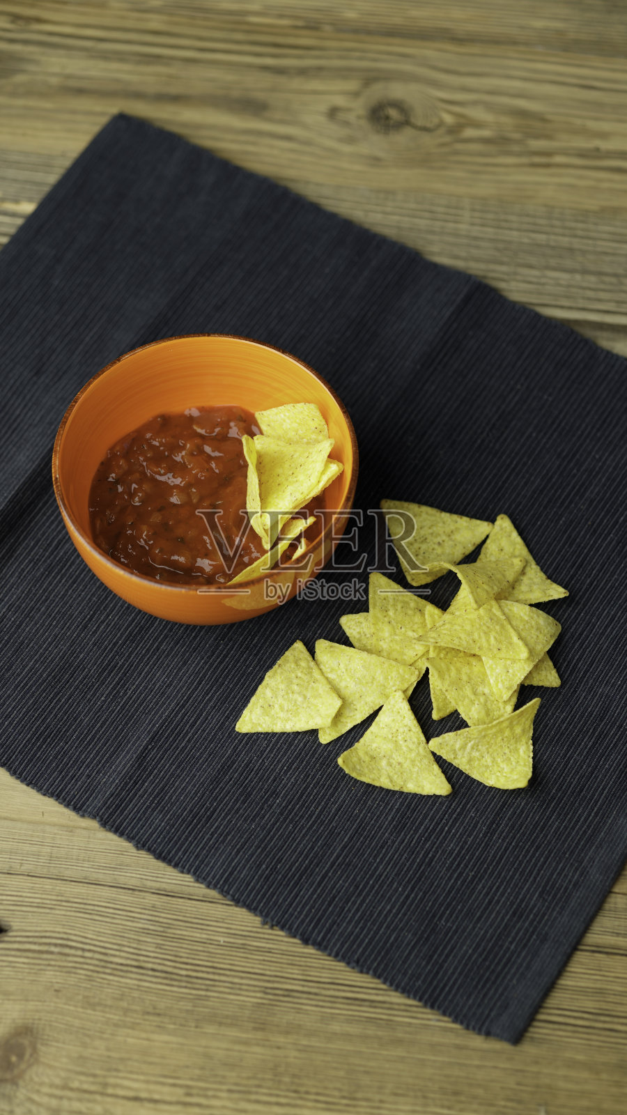 美味小吃:红辣味番茄沙司和黄色脆脆玉米片照片摄影图片