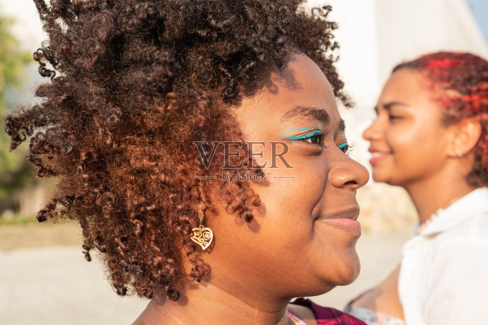 非裔美国妇女站在户外的肖像照片摄影图片