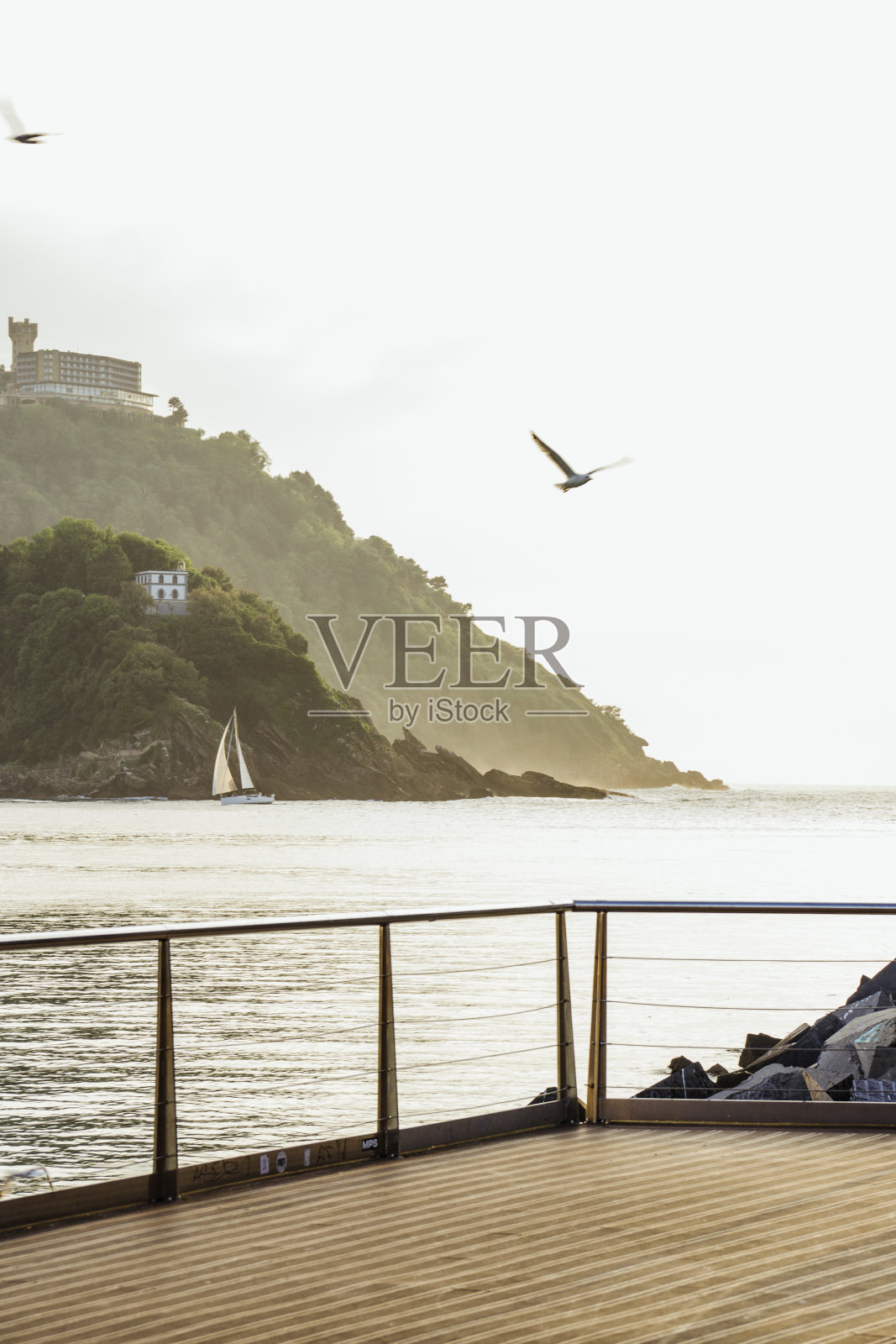 夏日夕阳下圣塞瓦斯蒂安的风景照片摄影图片