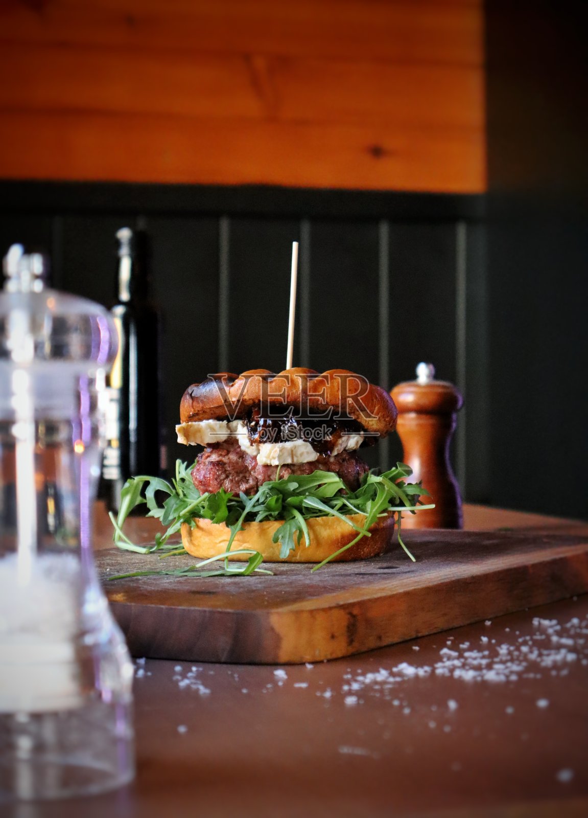 汉堡配山羊奶酪，洋葱和芝麻菜照片摄影图片