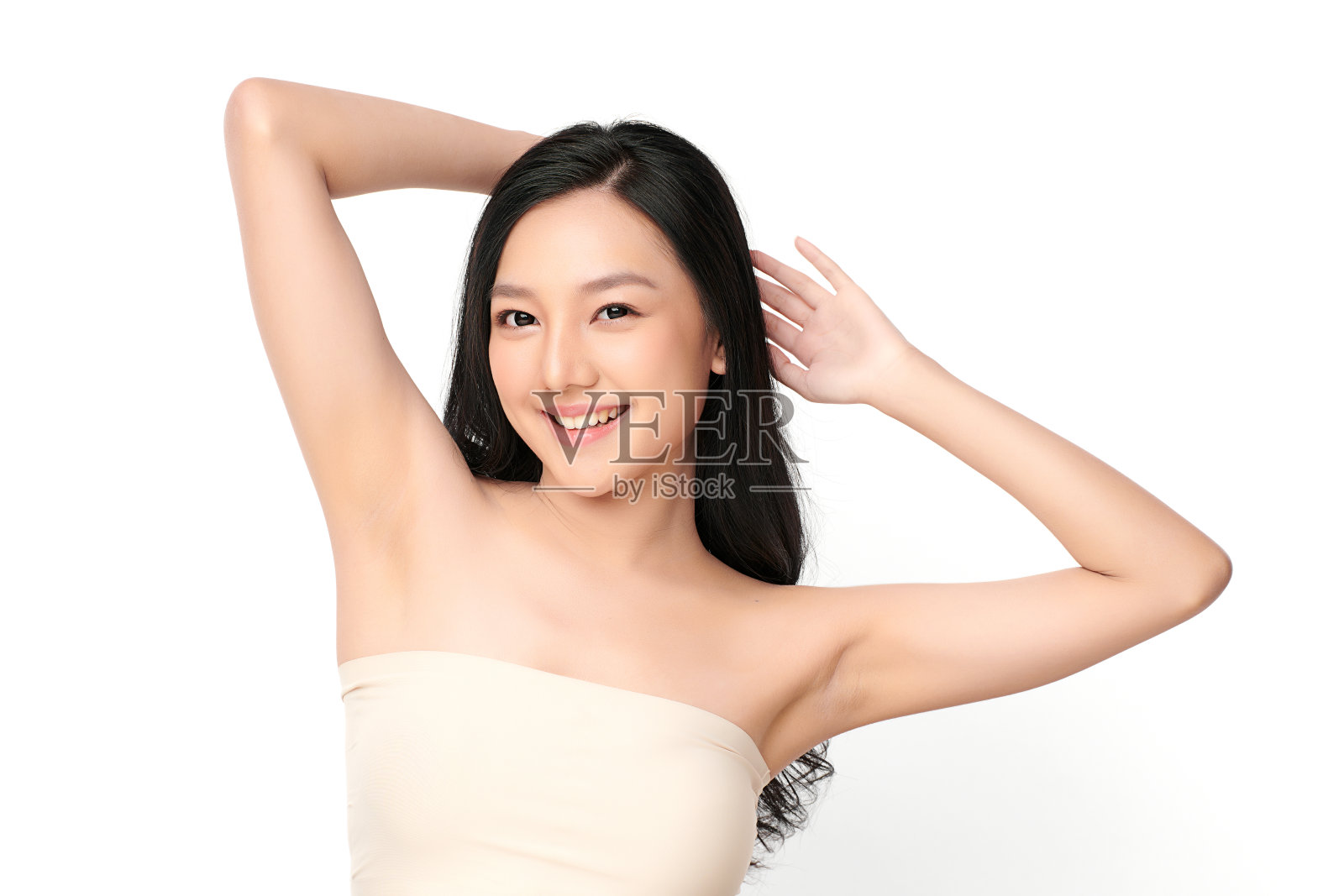 美丽的年轻亚洲女子举起双手，展示干净卫生的腋窝或腋下的白色背景，光滑的腋窝清洁和保护概念照片摄影图片