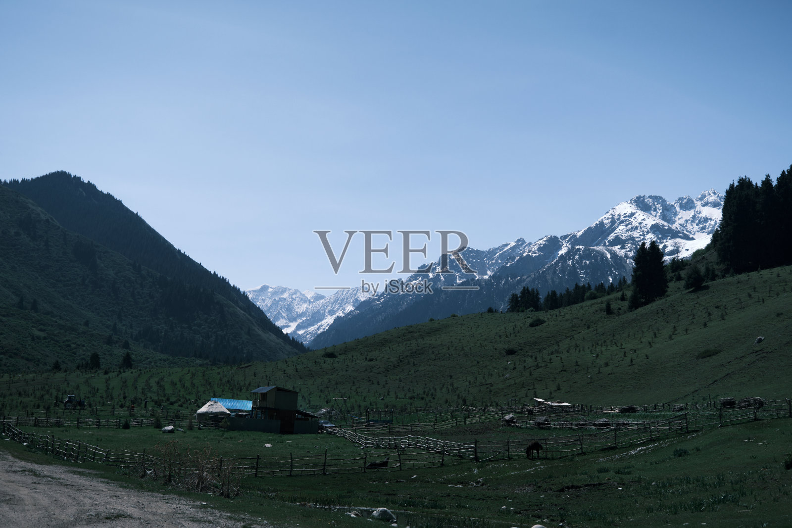 山谷宽阔，路观照片摄影图片