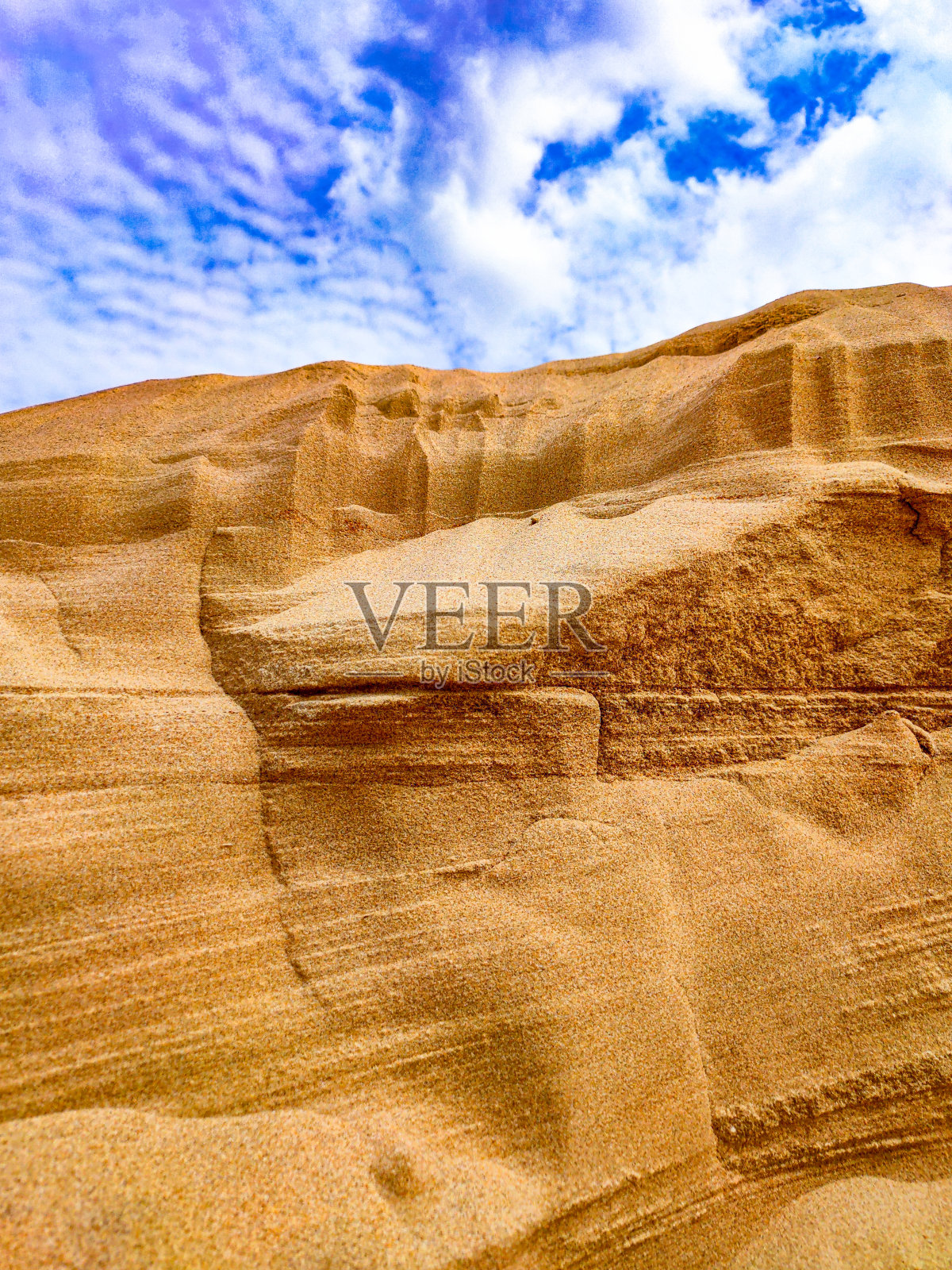 一层层的沙子在沙山和蓝天白云照片摄影图片