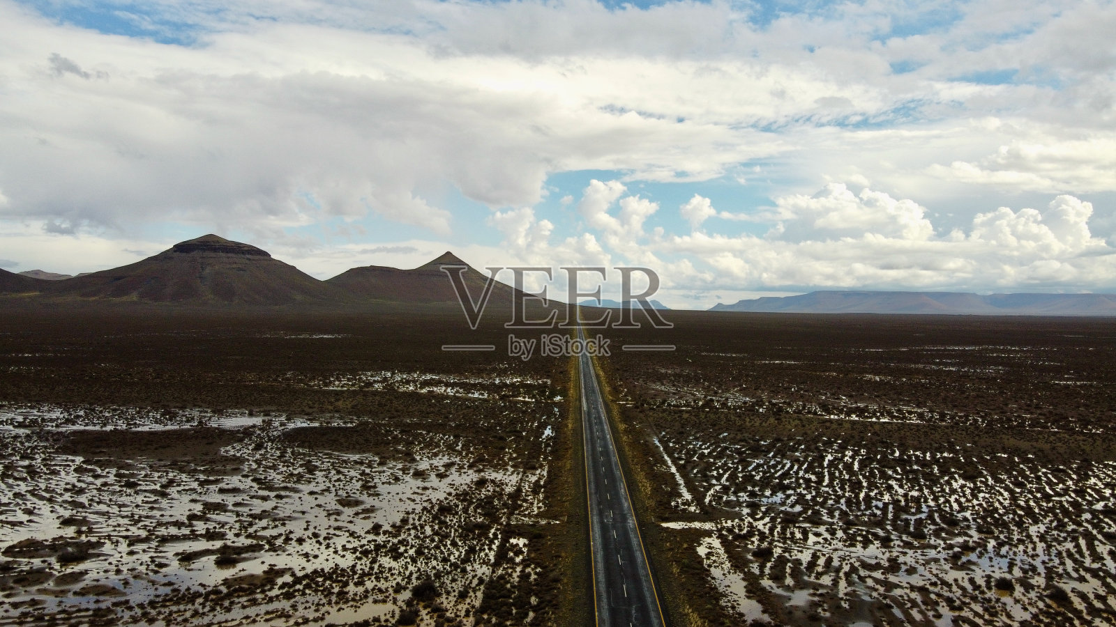 长直沙漠雨路照片摄影图片