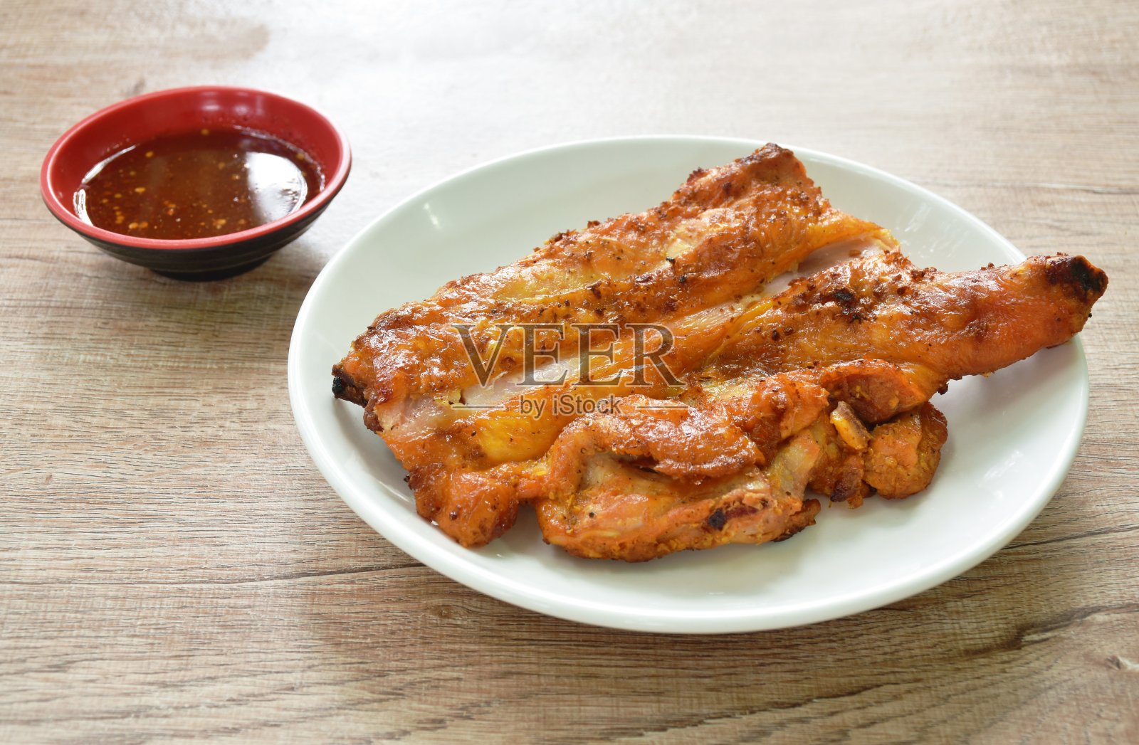 烧鸡紧刺木棒蘸辣酱照片摄影图片