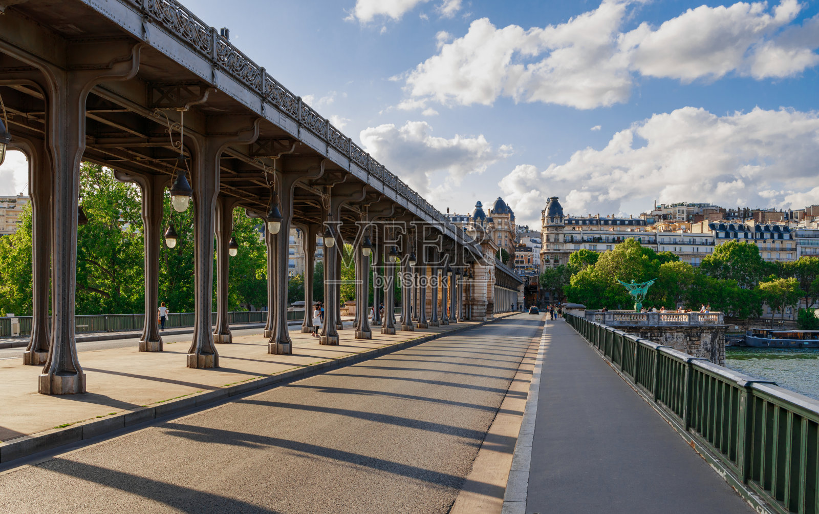 夏天，法国巴黎塞纳河的城市景观照片摄影图片