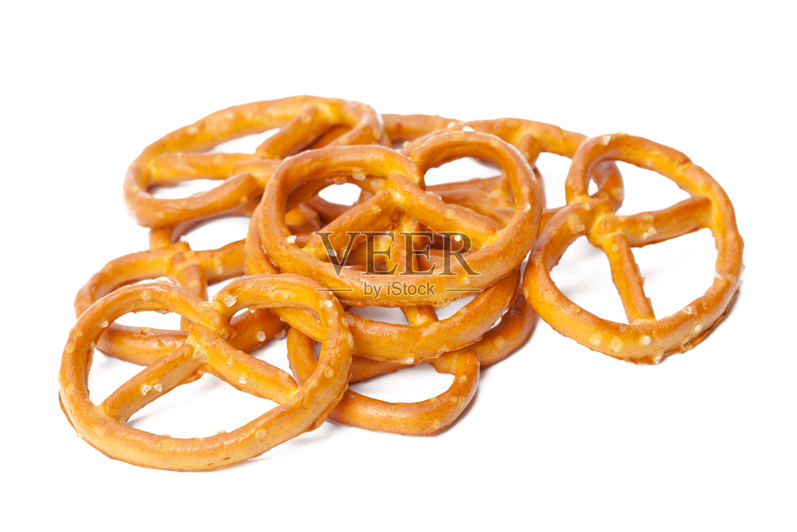 涂上盐的椒盐脆饼被隔离在白色的背景上照片摄影图片