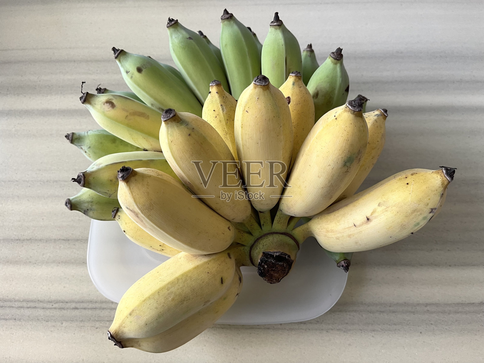 桌子上有一串香蕉照片摄影图片