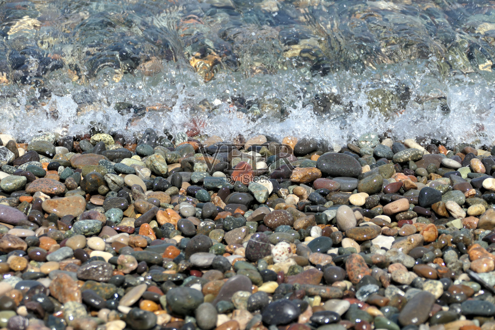 巴统海滩上湿的小鹅卵石照片摄影图片