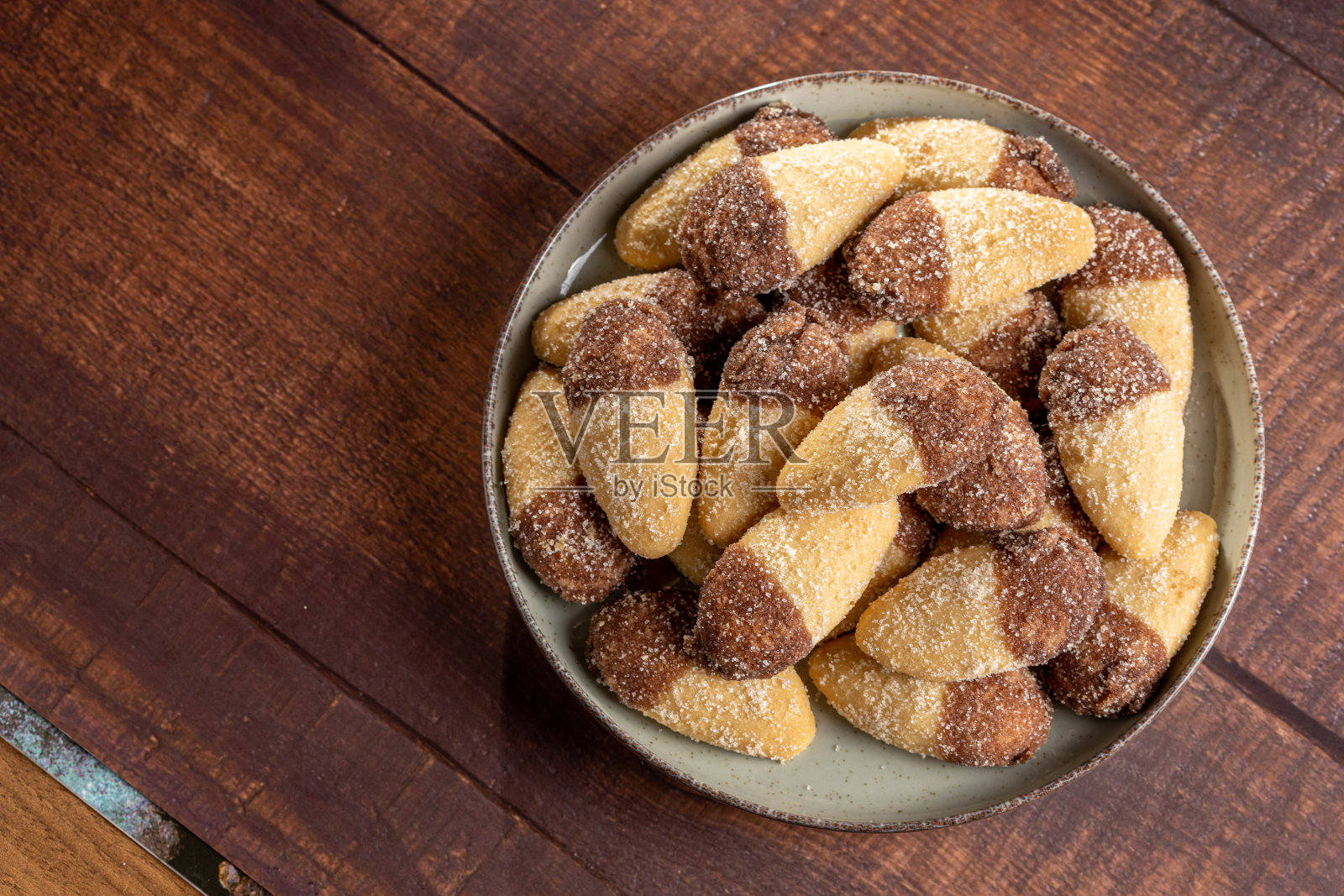 裹有巧克力和结晶糖的脆饼饼干。在巴西被称为(蒙泰罗·洛佩斯)照片摄影图片