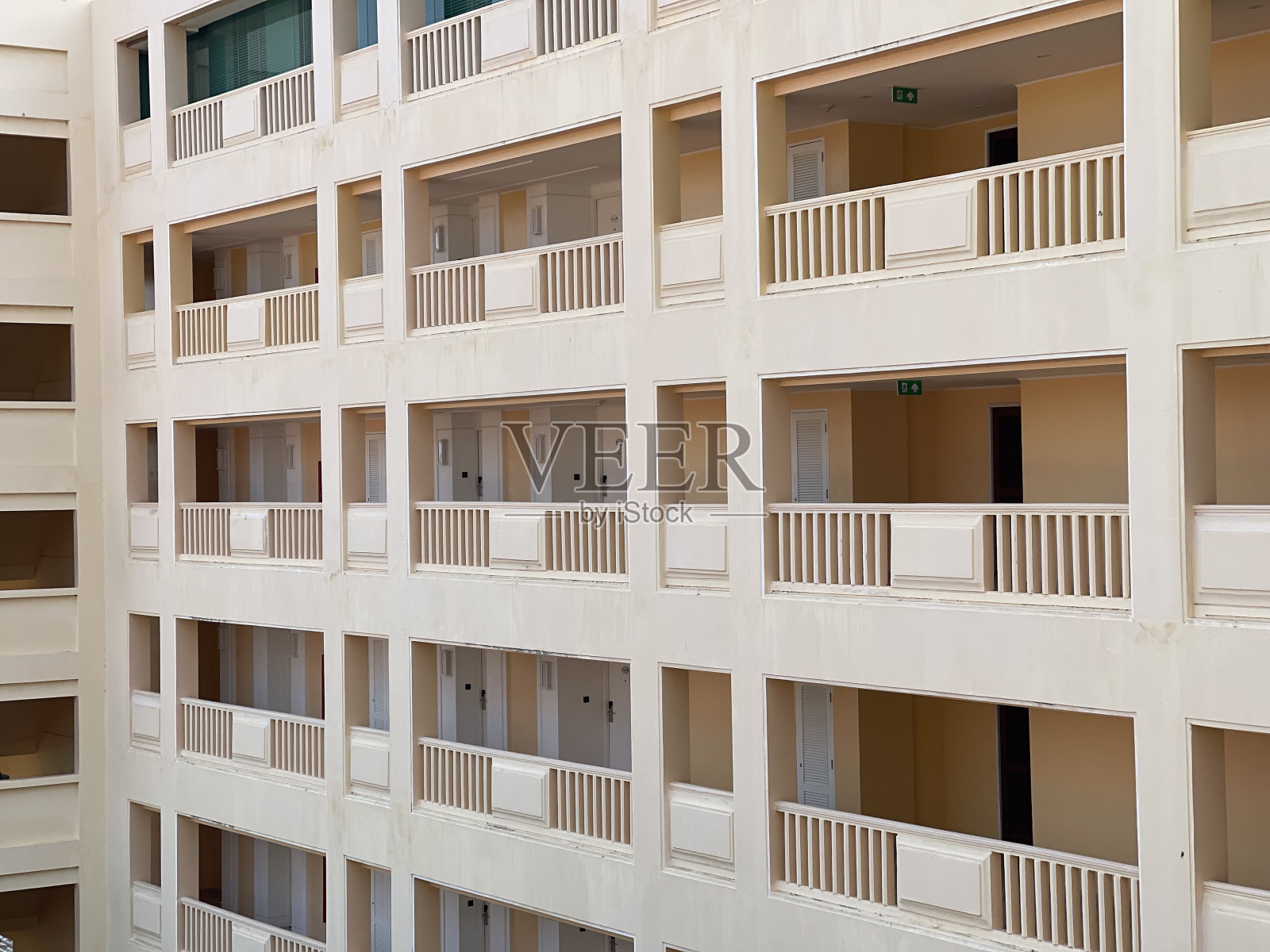 有露台的建筑物照片摄影图片