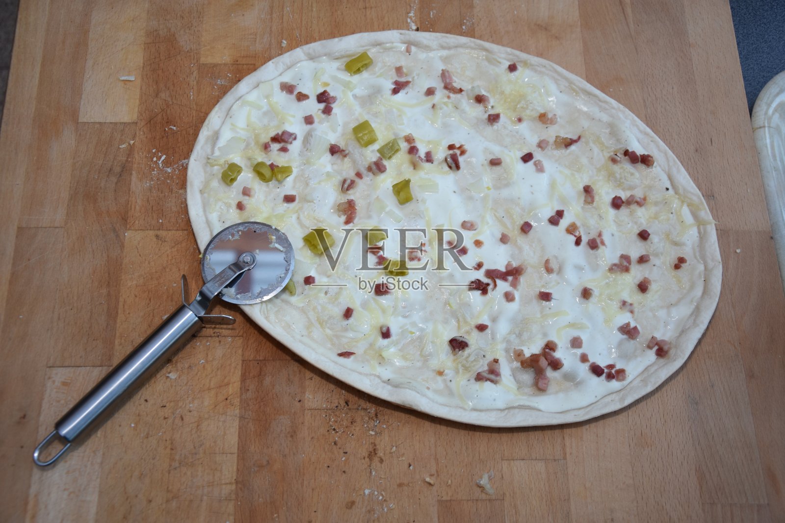 火焰馅饼，一种阿尔萨斯披萨，在德国有西红柿和芝麻菜照片摄影图片