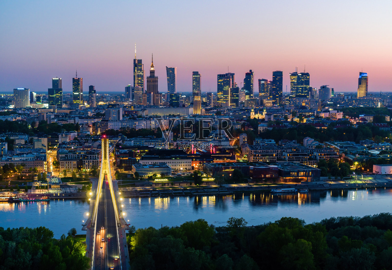 华沙市中心，维斯瓦河和斯韦托克日斯基大桥黄昏，喜怒无常的空中景观照片摄影图片