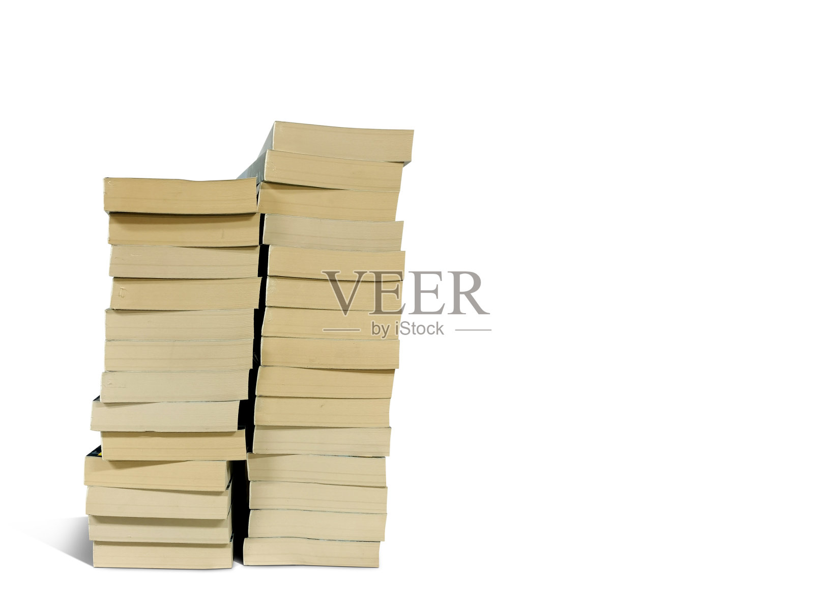 两堆书被隔离在白色的背景上照片摄影图片