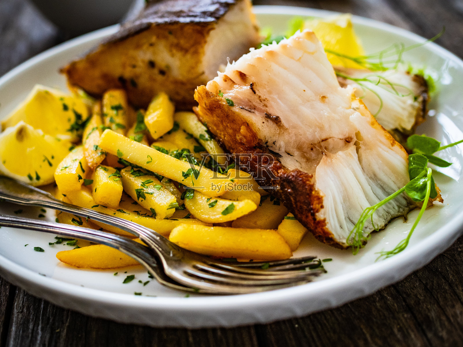 木桌上的炸比目鱼和炸薯条照片摄影图片