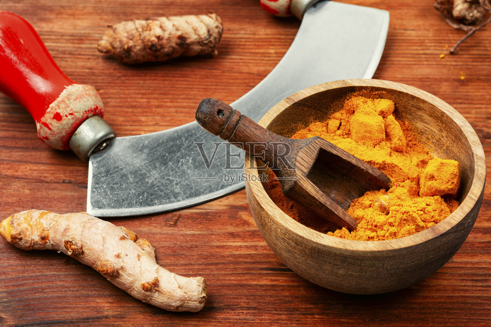 姜黄根和姜黄粉，中草药。照片摄影图片