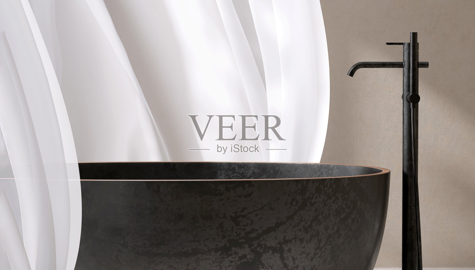 近距离观察黑色陶瓷浴缸、淋浴头、水龙头，阳光下吹着透明的窗帘，米褐色灰泥纹理墙上的影子照片摄影图片