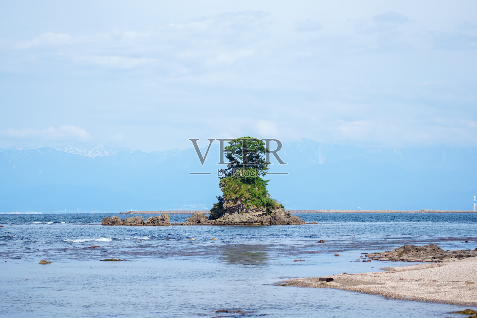 高冈雨晴海滩的漂浮巨石景观照片摄影图片