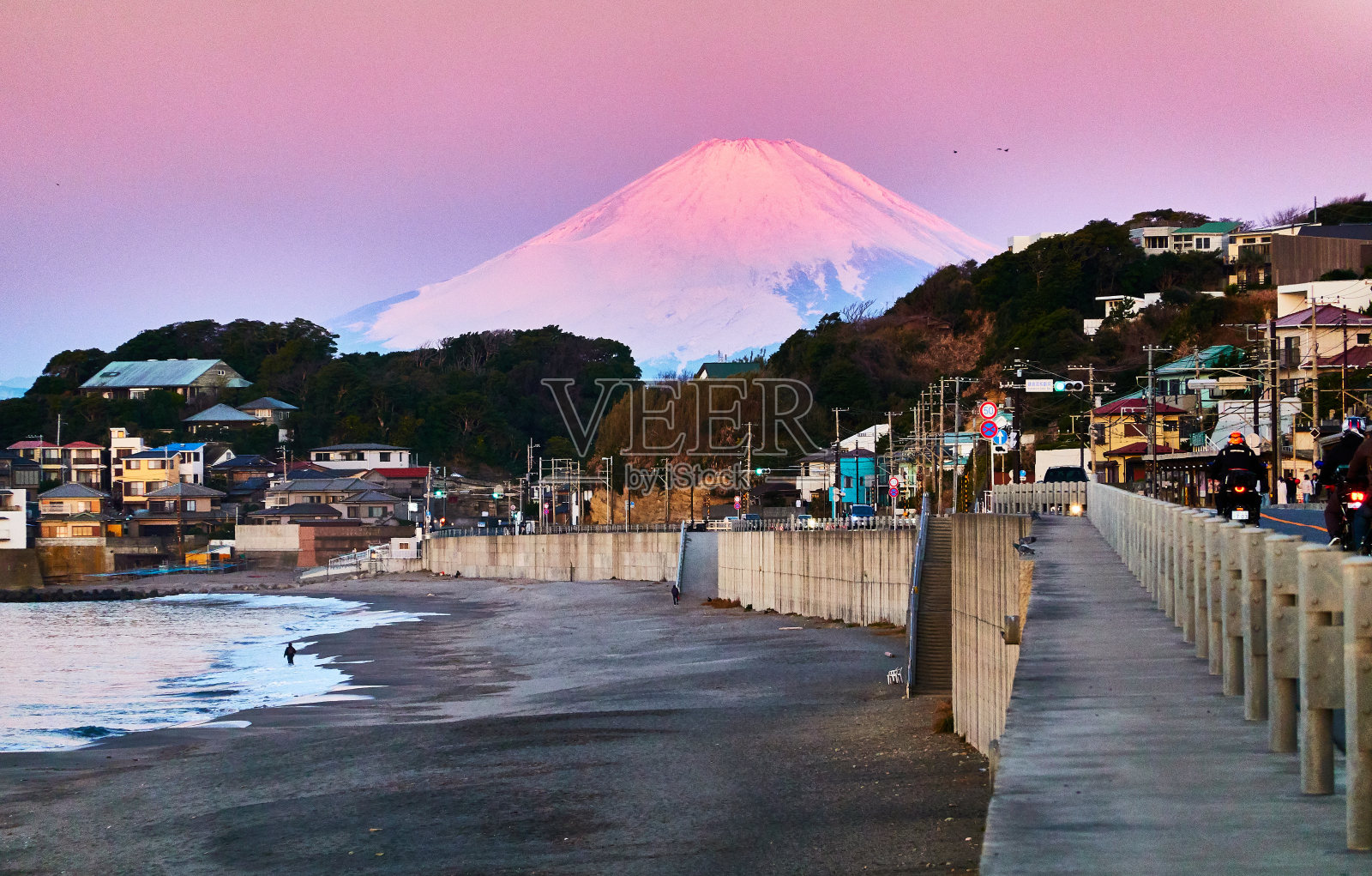 日出时海滩与雪山的美景照片摄影图片