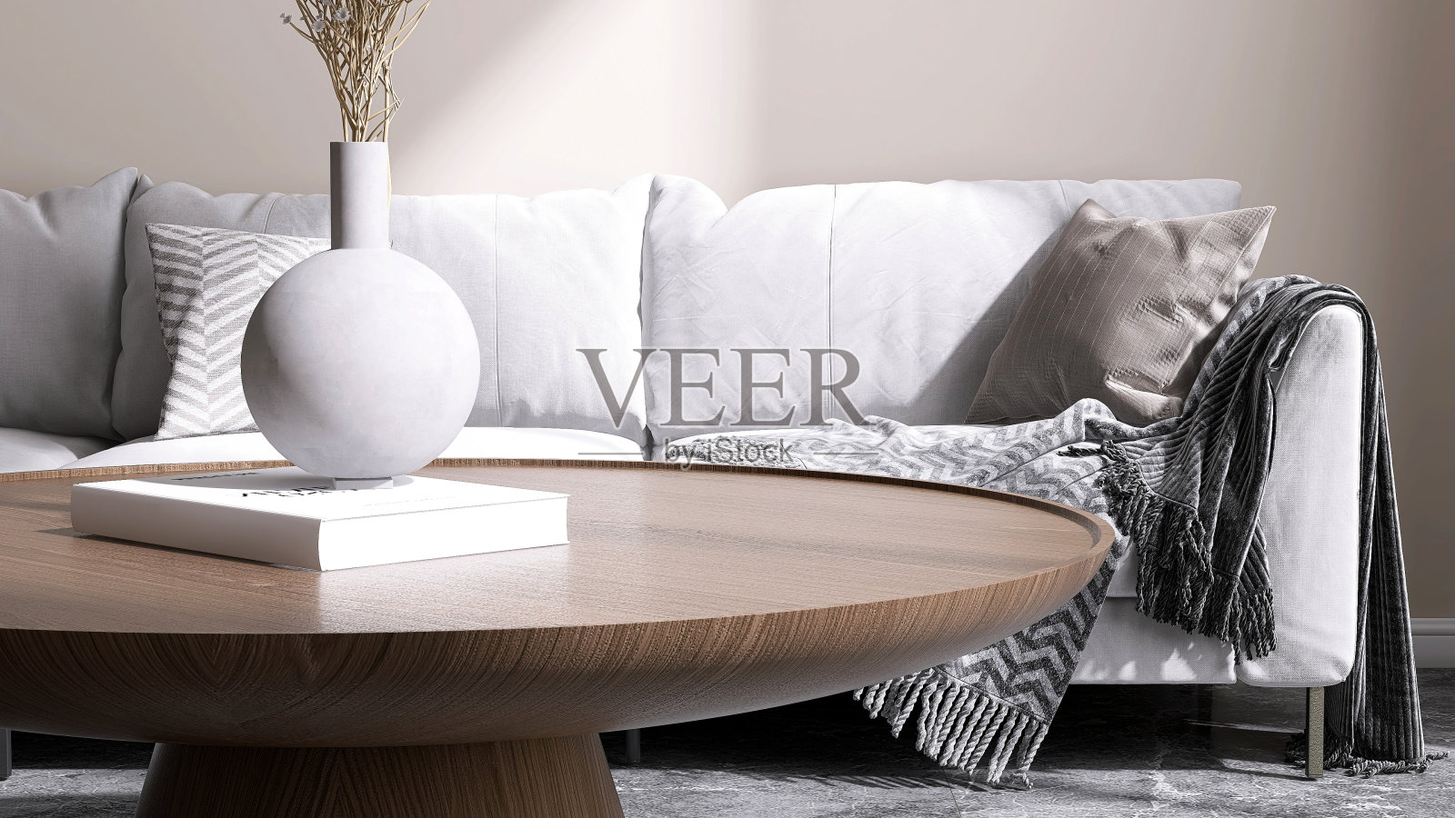 圆形、现代、漂亮的木纹茶几裙台，钢腿灰色沙发，米色墙上的阳光靠垫，花岗岩瓷砖地板照片摄影图片