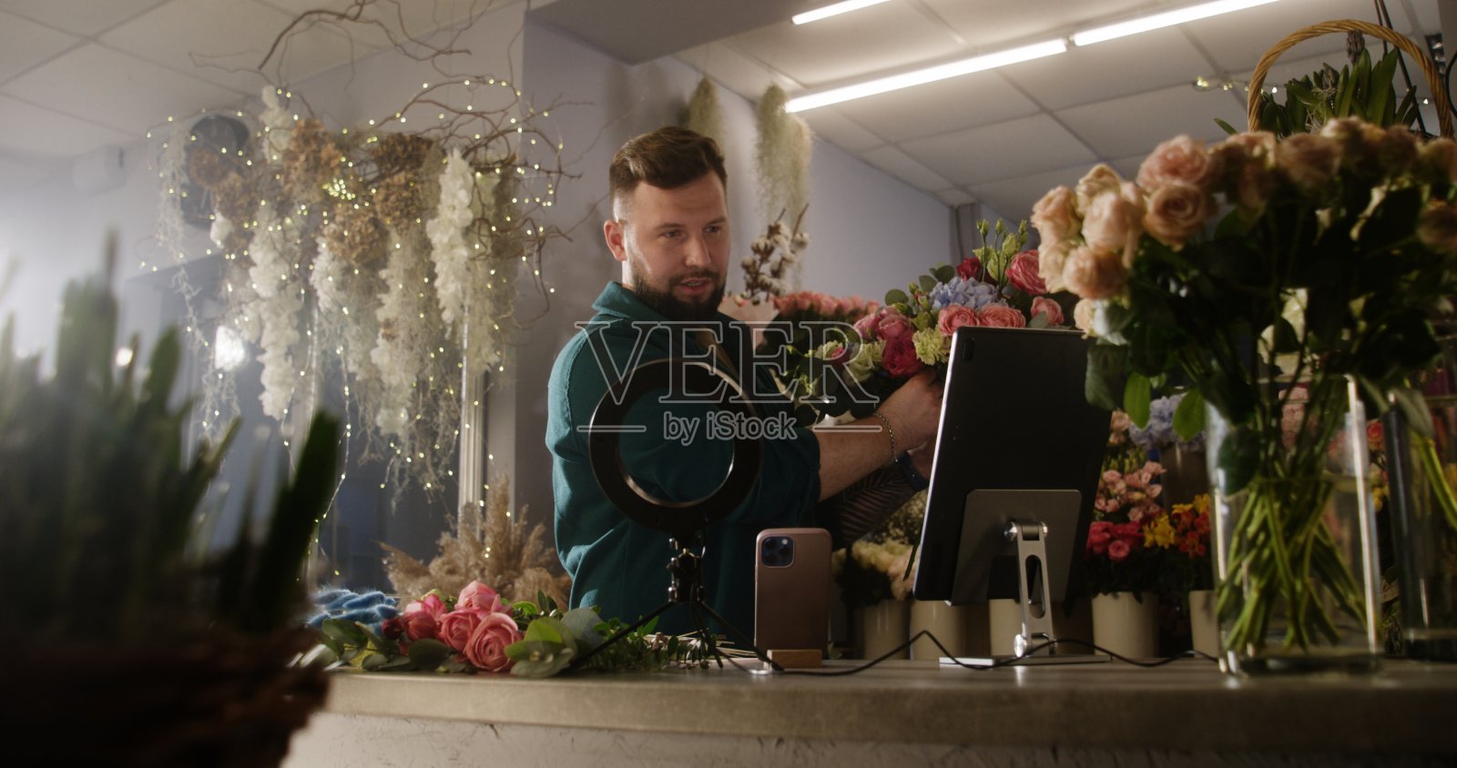男花商收集花束并为社交网络拍摄视频照片摄影图片