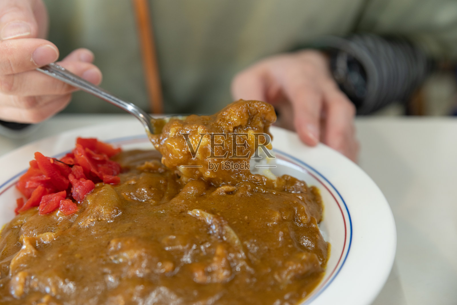 吃咖喱饭照片摄影图片