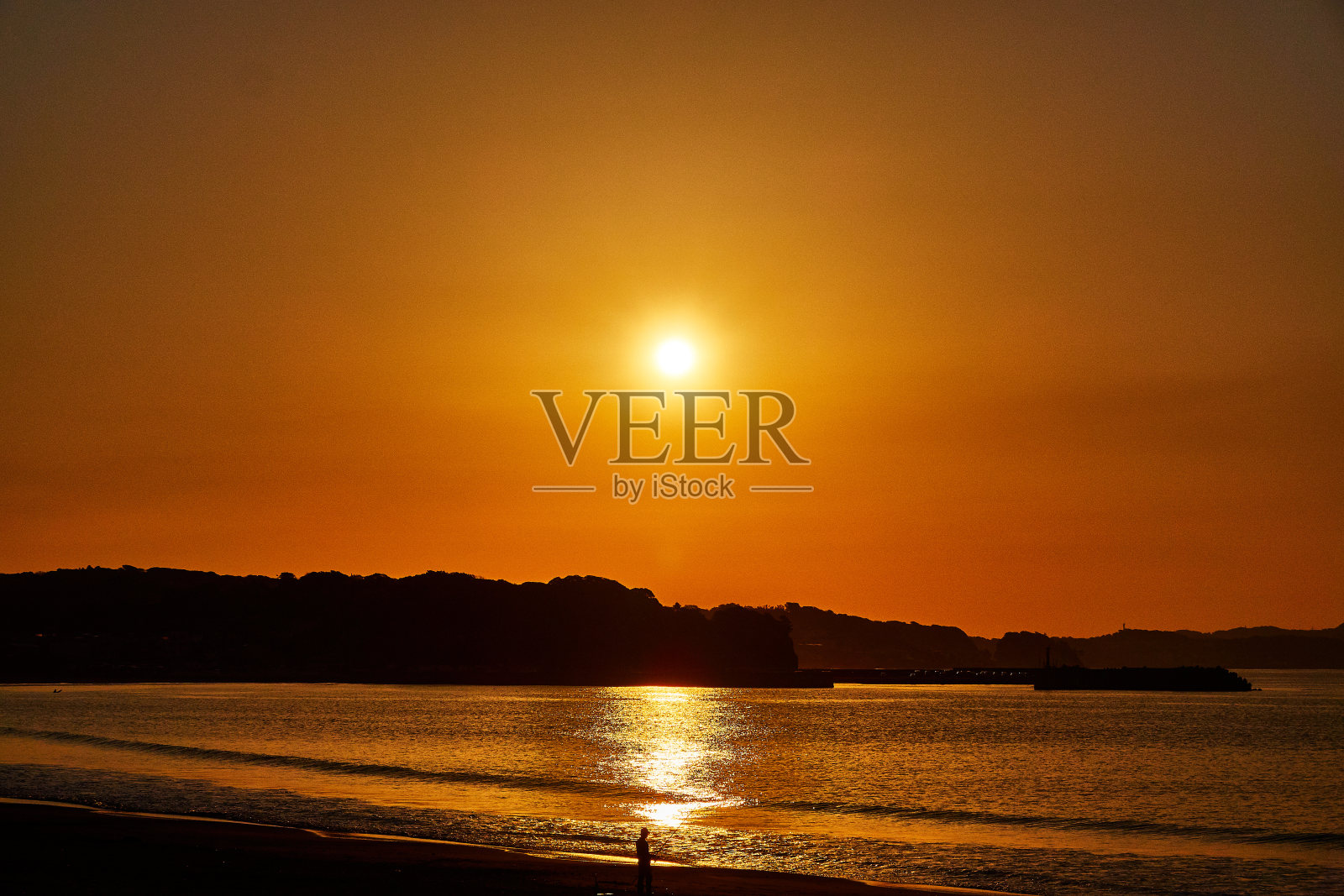 风景优美的海景与剪影映衬着人的喜怒无常照片摄影图片