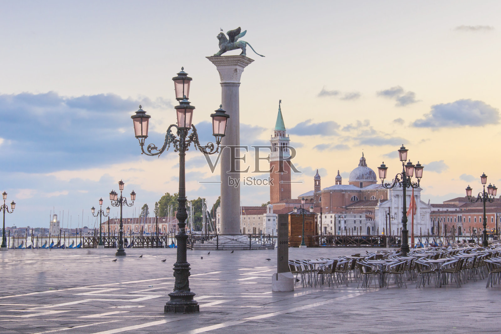 威尼斯圣马可广场上总督府和圣马可圆柱的美景照片摄影图片