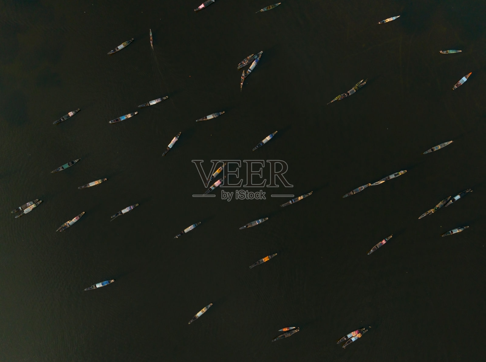 在顺化省潭江湖的广莱湖上停泊的舢板船照片摄影图片