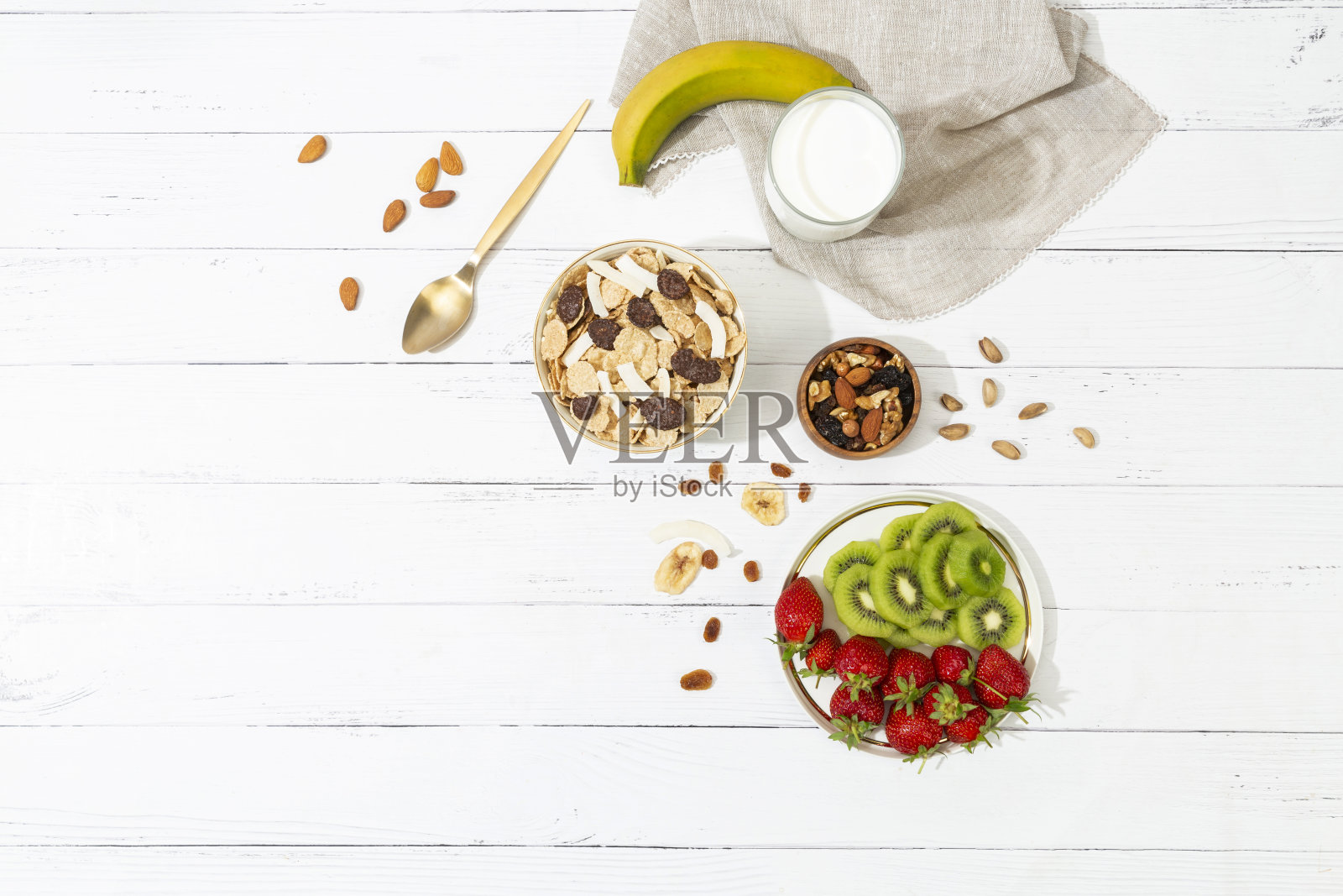 水果和谷物白桌设置照片摄影图片