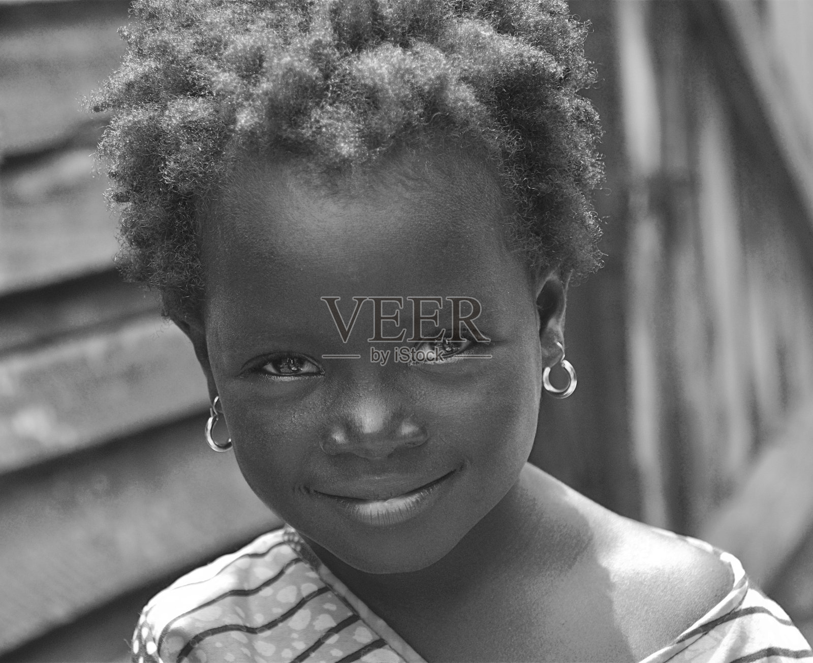 微笑女孩的特写肖像照片摄影图片