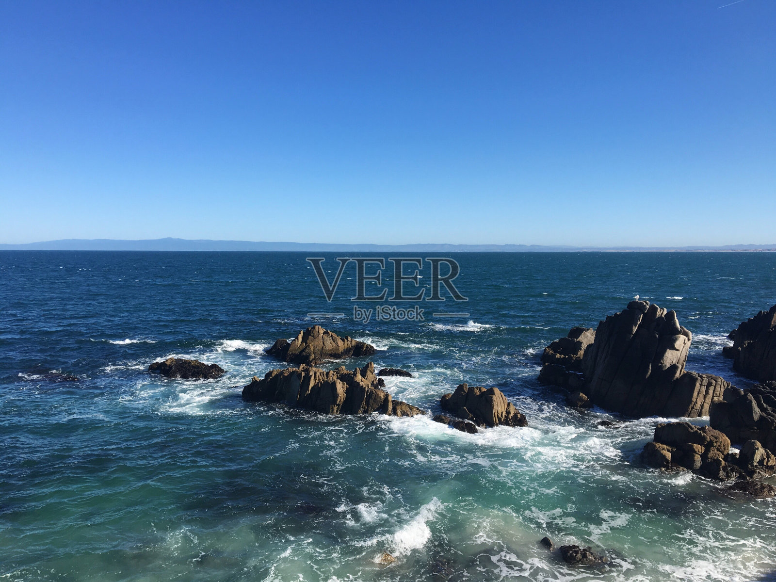 湛蓝天空下的海景照片摄影图片