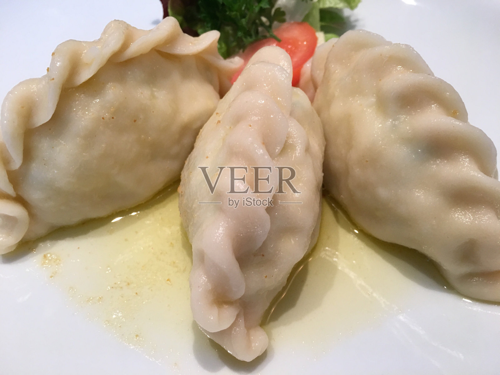 盘子里的饺子特写照片摄影图片