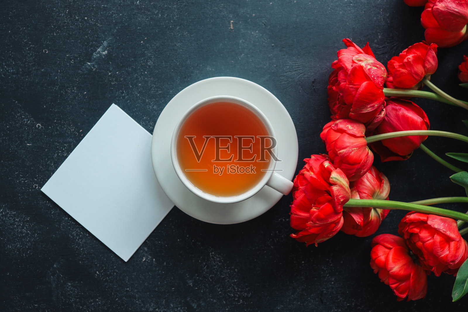 贺卡上放着你的文字，杯中茶和春花顶景照片摄影图片