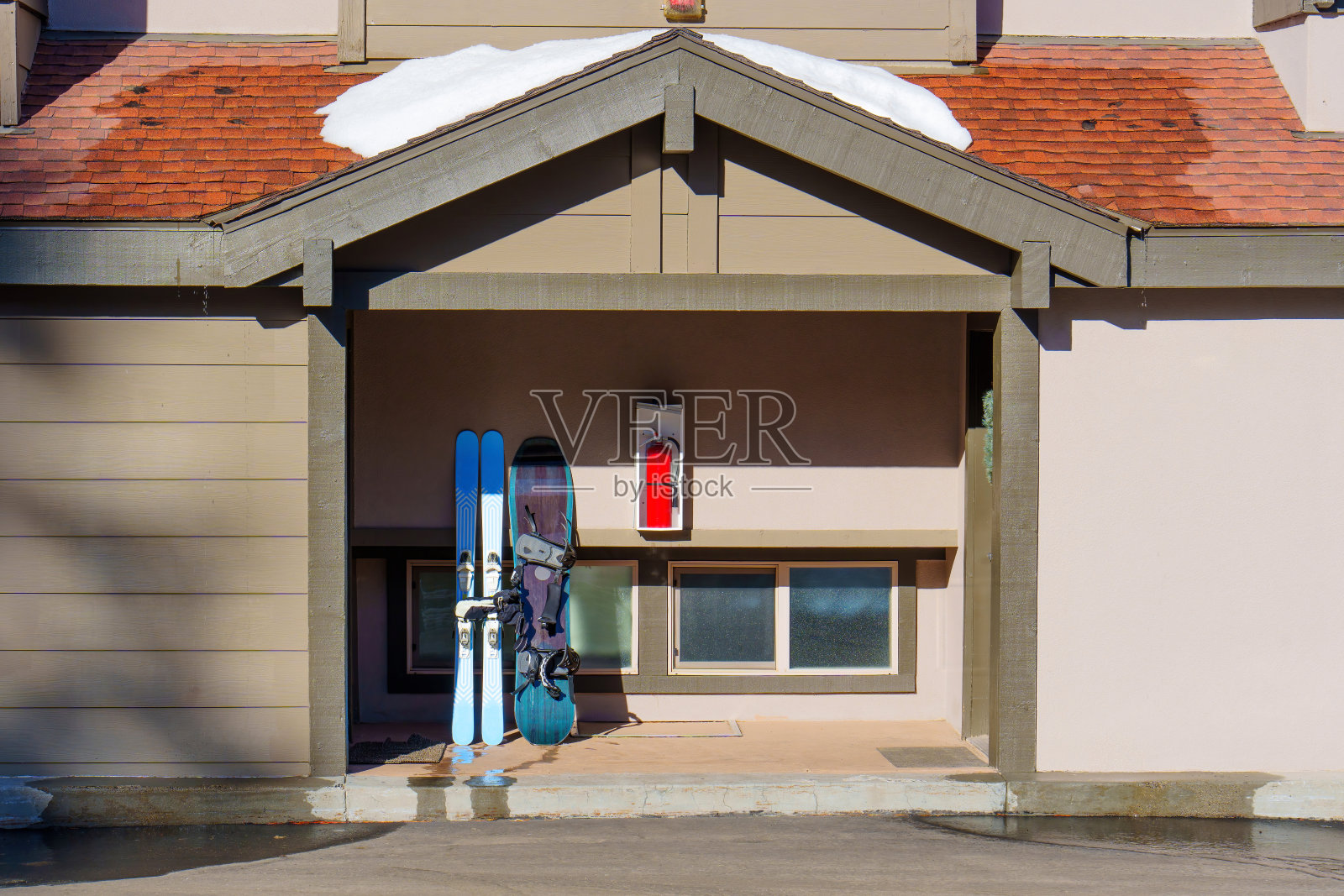 倚着阳光墙休息滑雪和单板照片摄影图片