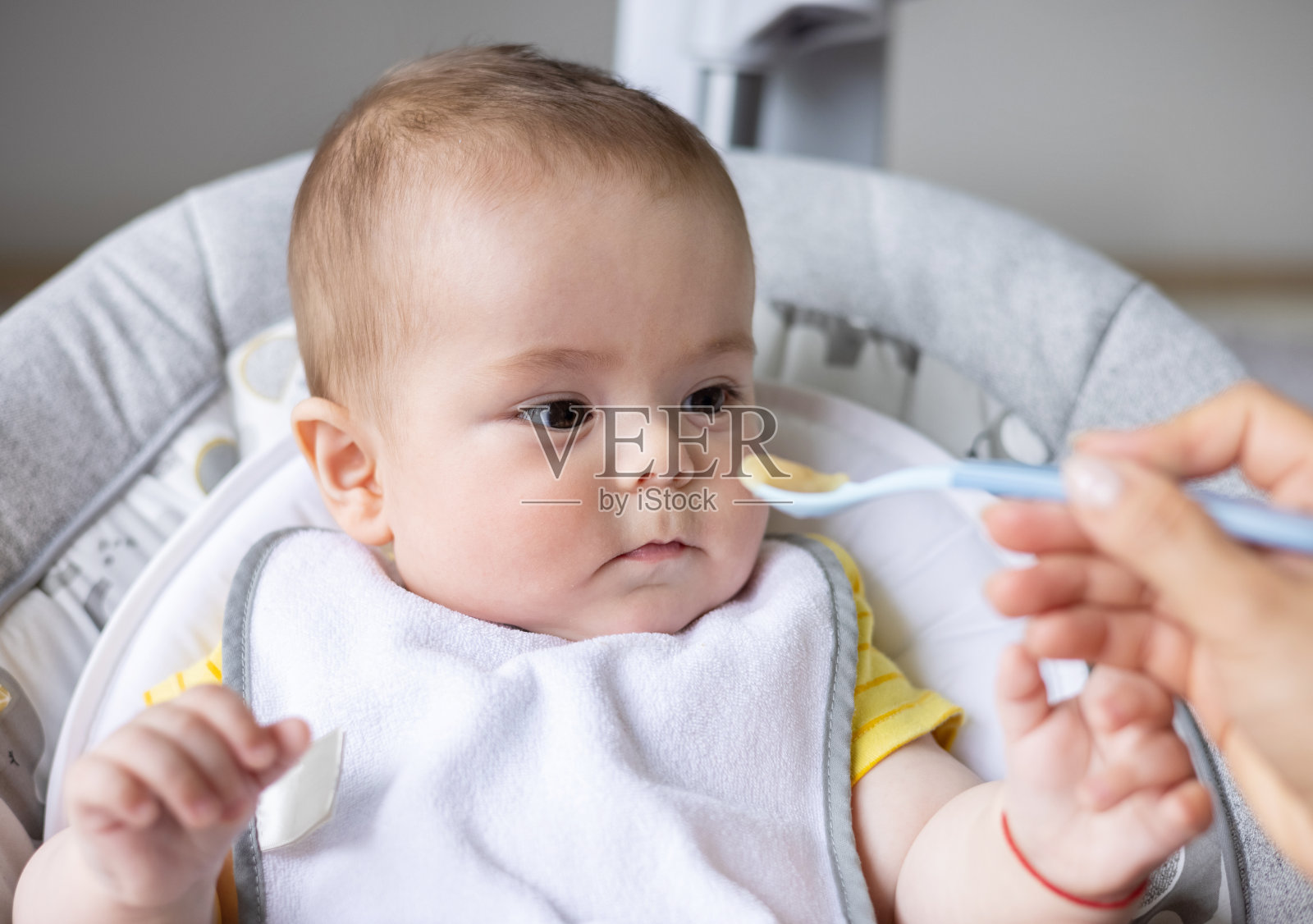 小男孩吃土豆泥照片摄影图片