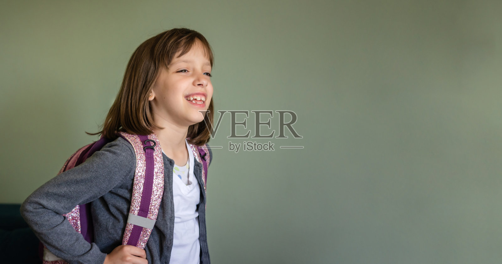 快乐的小女孩白色背包准备好上学了照片摄影图片